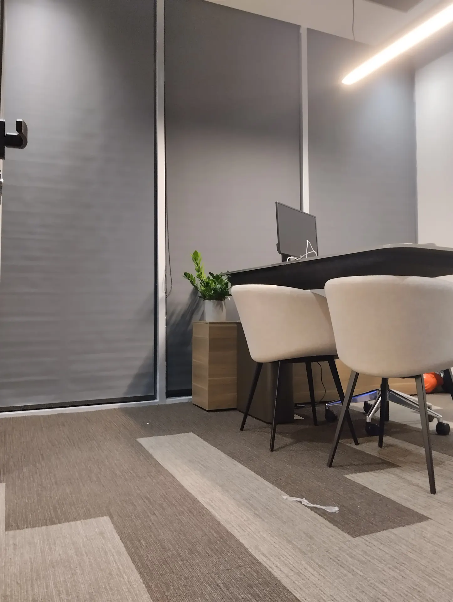 Cortinas enrollables Blackout instaladas en una sala de reuniones